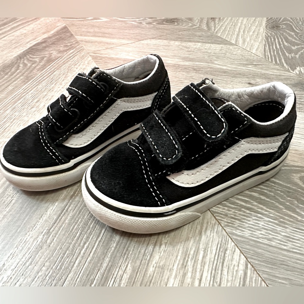 Vans old school v shoe toddler size 6 black and white